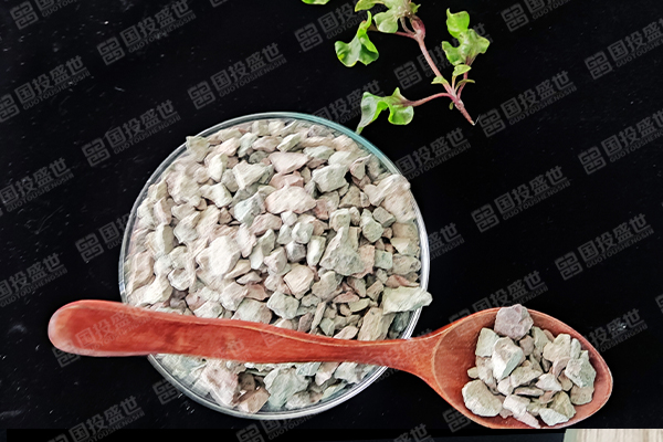 沸石為何能處理水中的水藻？